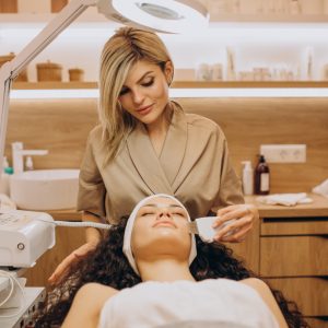 Strzyzenie włosów damskie